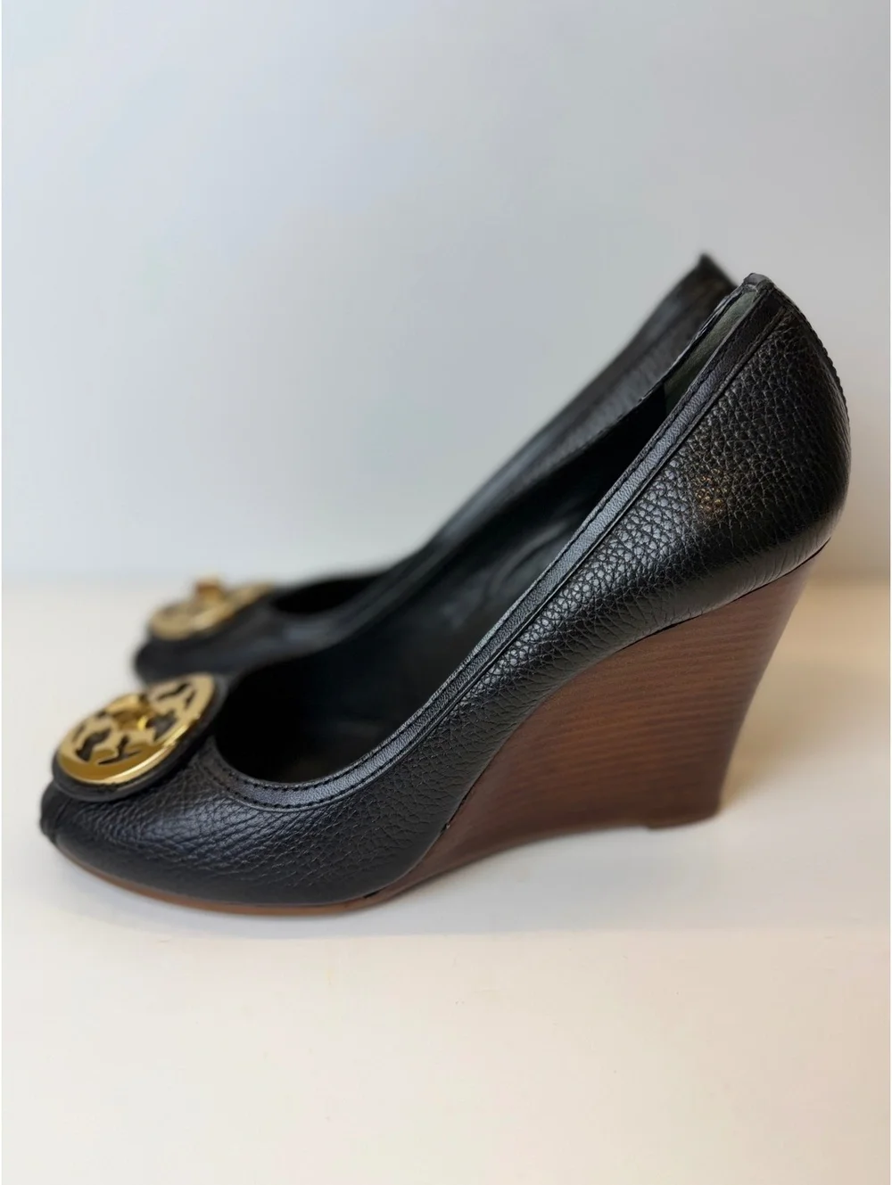 Tory Burch Selma Peep Toe Wedge Heels Black Pebbled Leather Gold Logo Size 10M